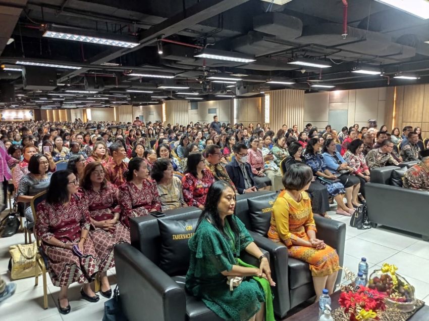 Bimas Kristen Kanwil Kemenagsu Gelar Seminar Peningkatan Kompetensi 700 Guru dan Pengawas