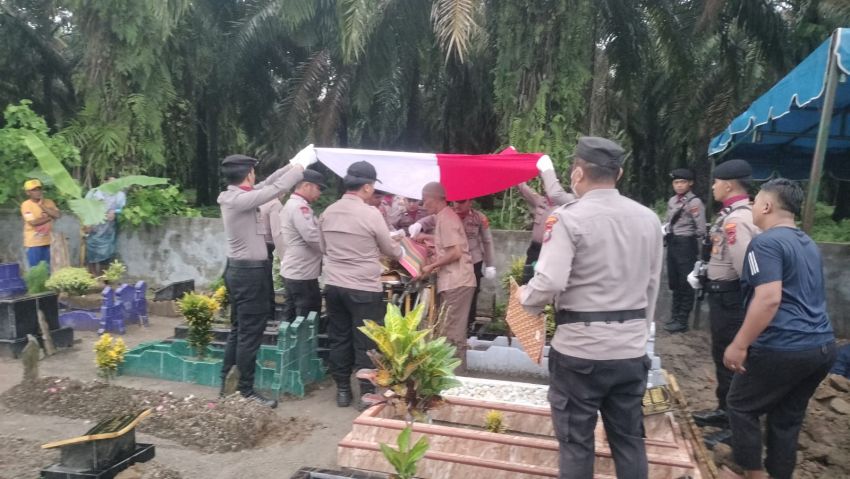 Polres Batu Bara Antar Jenazah Aiptu Fran Santoso Kerumah Duka Hingga Peristirahatan Terakhir