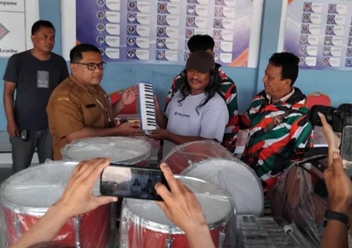 LMP Karo Bantu Drum Band untuk SMPN 1 Kabanjahe