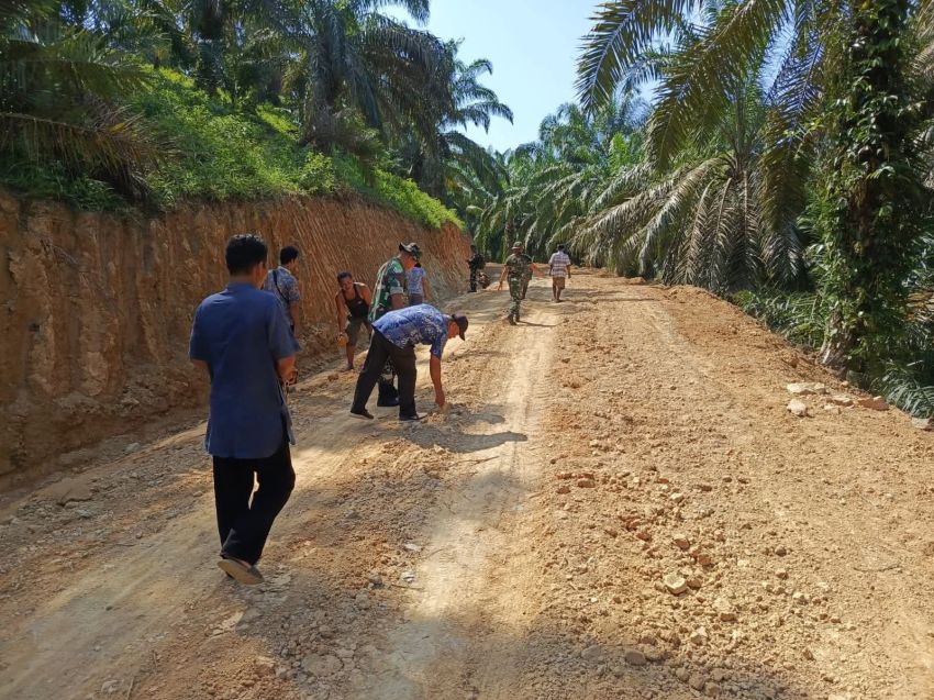 Tetesan Keringat Satgas TMMD 125 Kodim 0209/LB Buka Jalan Penghubung Antar Dusun Cerahkan Masa Depan Anak Desa