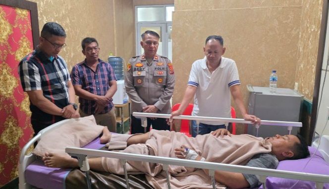 Plt. Kapolres Pelabuhan Belawan Jenguk Personel Alami Patah Kaki