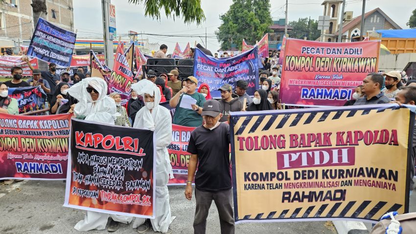 Geruduk Polda Sumut, Ratusan Warga Tanjungbalai Serukan Pecat Kompol DK