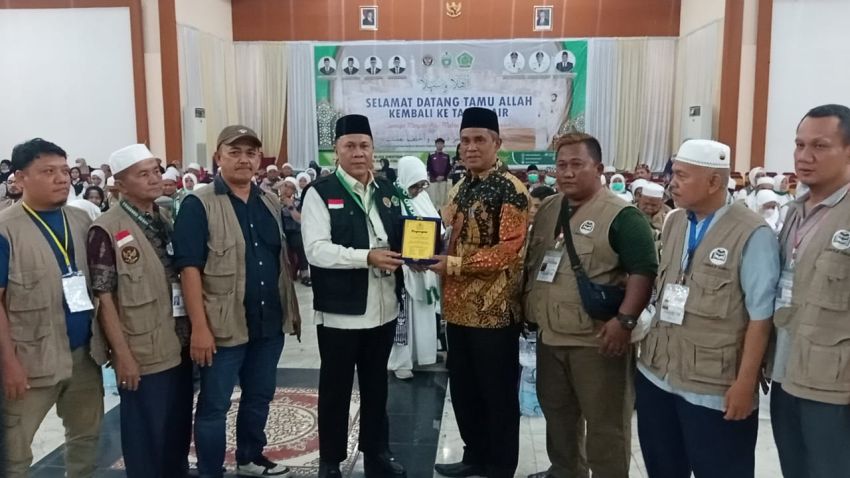 Dr H Impun Siregar Terima Anugerah Kakan Kemenag Terinformatif Dari Formaji Sumut.