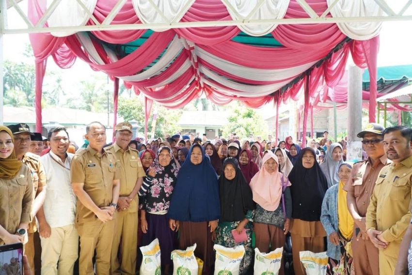 Syah Afandin Salurkan 139 Ton Beras dan 180 Seragam Sekolah di Secanggang