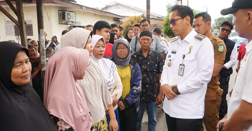 Rico Waas Berikan Bantuan Kepada Korban Kebakaran di Jalan Tuba II