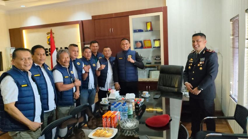 HUT Bhayangkara Ke 79, PWI Bonapasogit Hadiahi Kue dan Rompi Untuk Kapolres