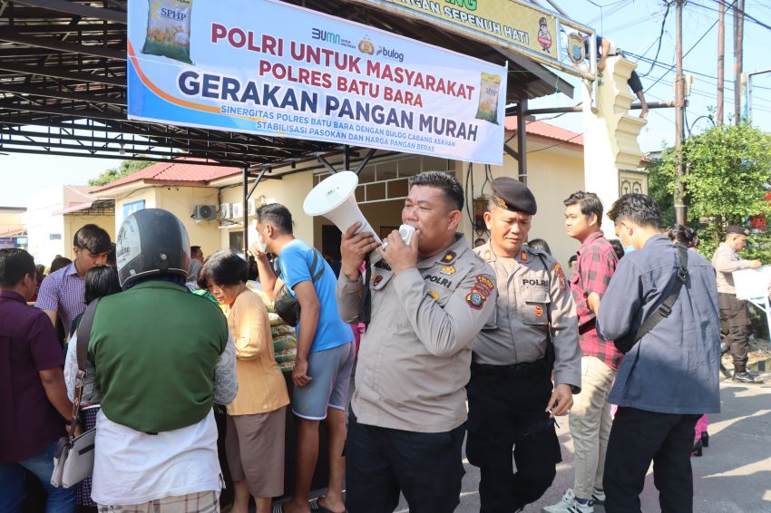 Pasar Murah Polres Batu Bara Bersama Perum Bulog Cabang Asahan Diserbu Warga,  Dalam Waktu Sekejab 4 Ton Beras dan Minyak Goreng Ludes