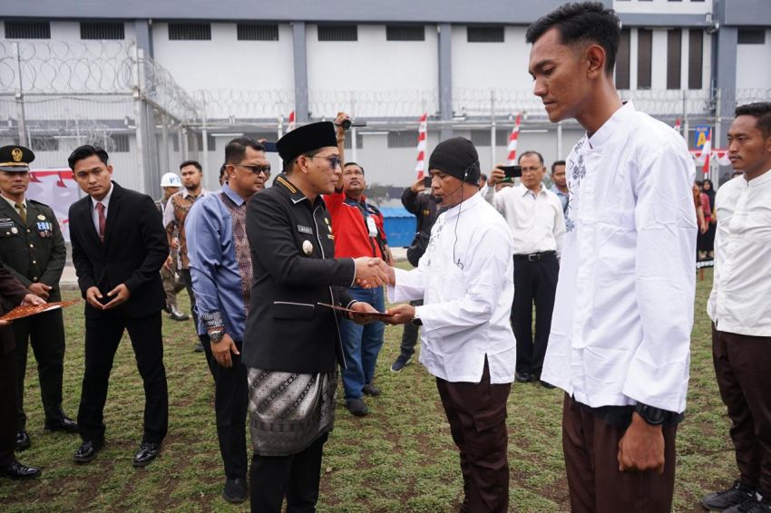 eringatan HUT Ke-80 RI, Wawako Serahkan SK Remisi Kepada Warga Binaan Lapas Kelas IIA Binjai