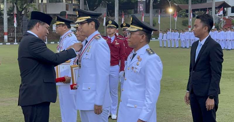 IPDN Anugerahi Tanda Penghargaan Kepada Rico Waas dan Zakiyuddin