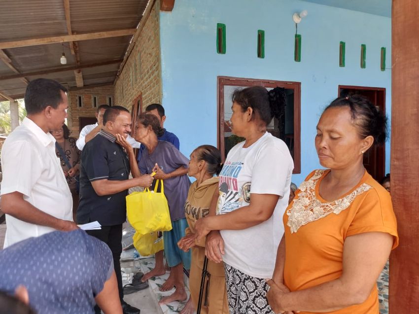 Anggota DPR RI Maruli Siahaan Kunjungi Korban Angin Puting Beliung Di Sergai dan Beri Bantuan