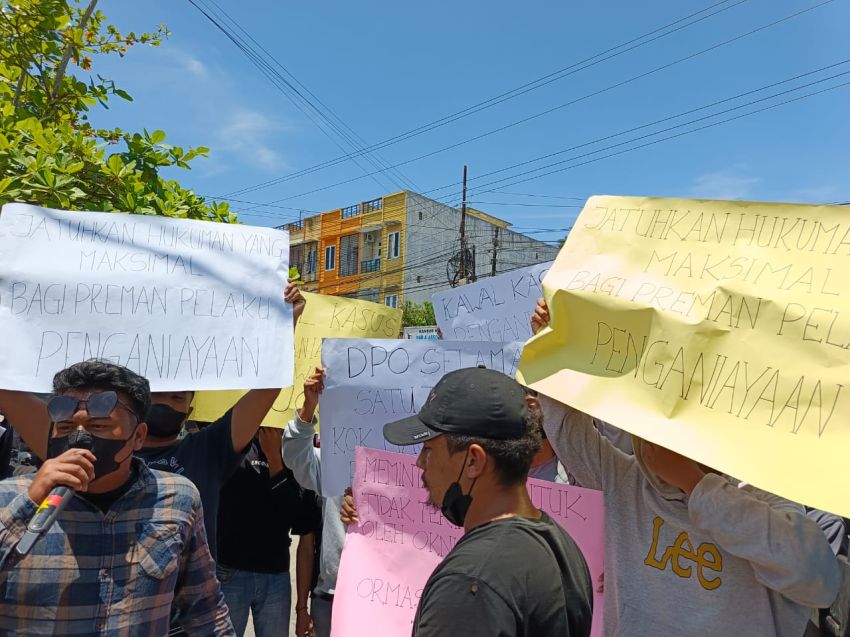 Massa Demo ke PN Lubuk Pakam, Minta Hakim  Vonis Josniko Tarigan Diatas Tuntutan Jaksa - Jangan Bela Preman
