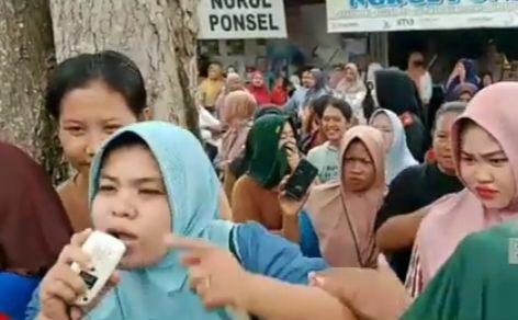Ratusan Warga Rugemuk demo Desak Polres Deliserdang Tangkap Kepala Desa Diduga Korupsi Rp. 1,7 Miliar