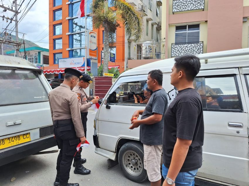Aksi Nasionalisme, Kasat Intelkam IPTU Donal Sitanggang Bagikan Bendera Merah Putih