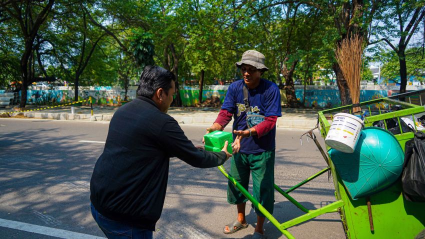PTP Nonpetikemas Gelar Jumat Berkah, Bagikan Snack Box ke Pengguna Jalan