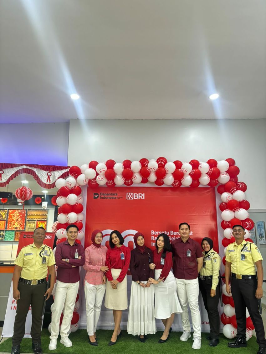 Sambut HUT RI ke-80, BRI BO Kotapinang Dekorasi dan Layani Nasabah Pakai Baju Nuansa Merah Putih