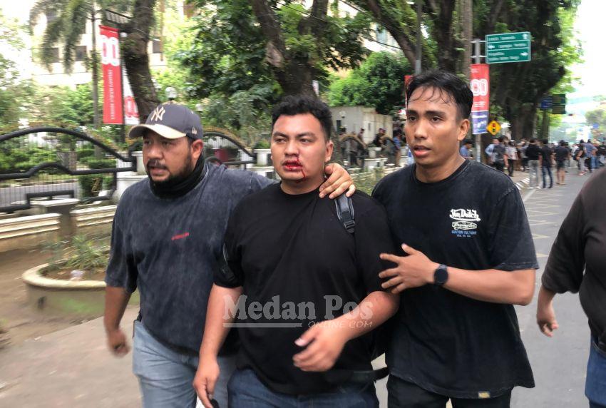 Seorang Perwira Polisi Berdarah-darah Dilempar Batu Saat Pengamanan Demo di Medan