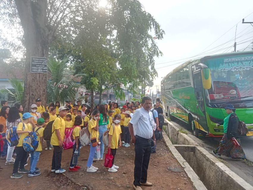 Bantu Fasilitas dan Wahana Permainan, Anggota DPR RI Dr Maruli Siahaan SH.MH Berangkatkan Wisata Rohani Anak Sekolah Minggu HKBP Marindal I
