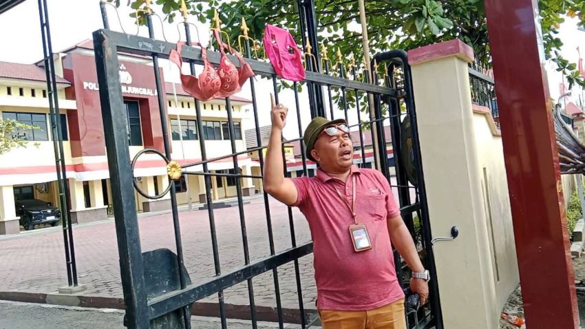 Tak Bersahabat Dengan Wartawan, Kasat Narkoba Polres Tanjungbalai Dihadiahi Bra dan CD  Wanita