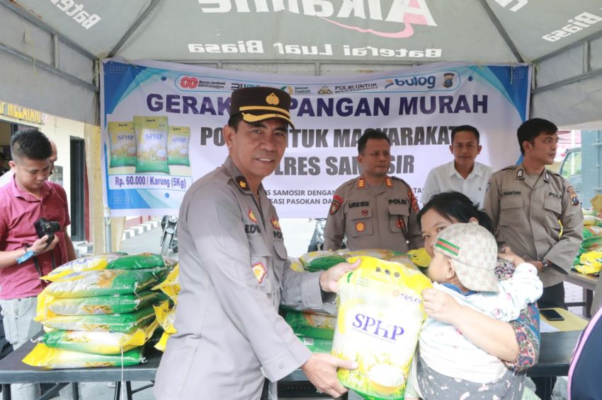Kabag Ops Polres Samosir Kompol Eduard Pimpin Gerakan Pangan Murah Polri, 2,5 Ton Beras Habis Terjual