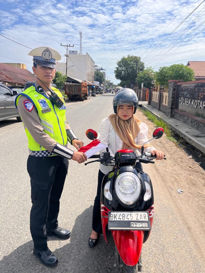 Sambut Hari Kemerdekaan Polres Labusel Bagikan Bendera Merah Putih ke Pengendara