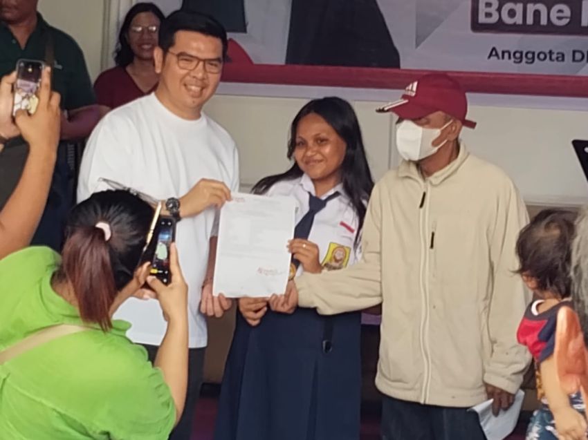 Anggota DPR-RI Bane Raja Manalu Kembali Salurkan Beasiswa PIP Kepada Pelajar di Siantar