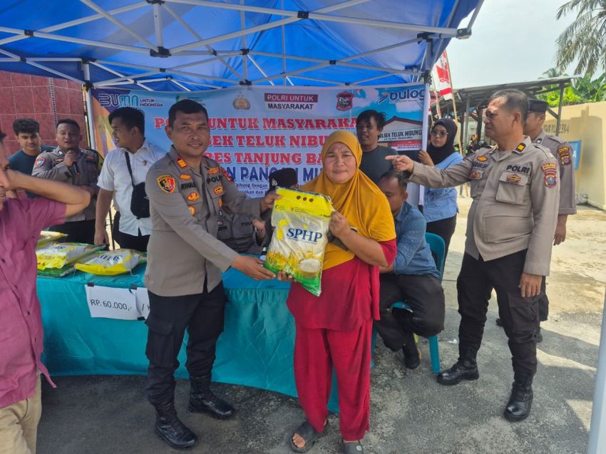 Polsek Teluk Nibung Gelar Gerakan Pangan Murah, Masyarakat Sambut Dengan Antusias