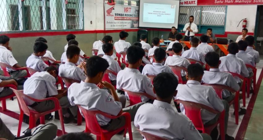 Honda Perkenalkan Teknologi Motor Terkini di SMK Lewat One Day Seminar