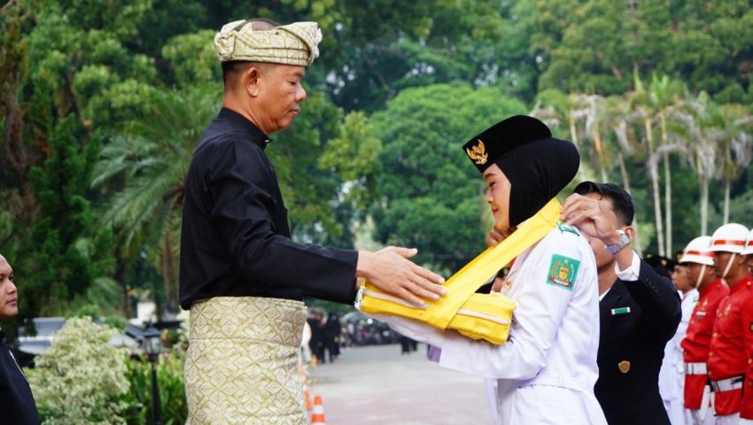 Sekda Amril Serahkan Duplikat Bendera Pusaka ke Paskibra Langkat