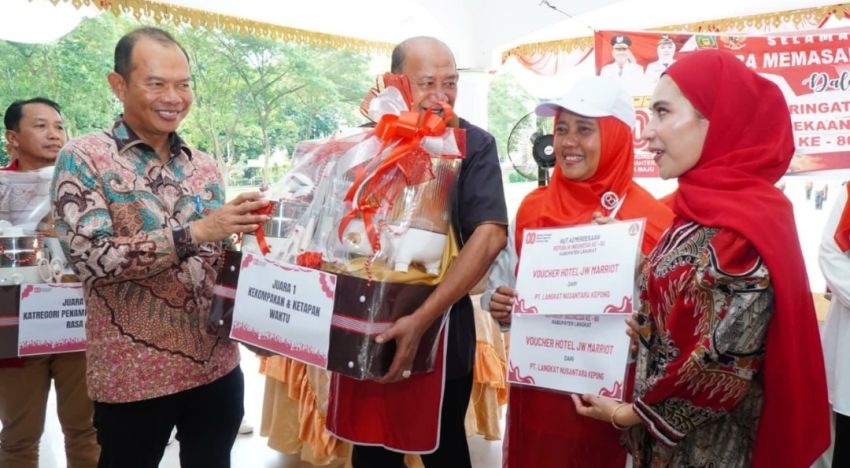 Bupati Langkat Juara Lomba Masak Nasi Goreng, Dapat Vocer Hotel JW Mariot