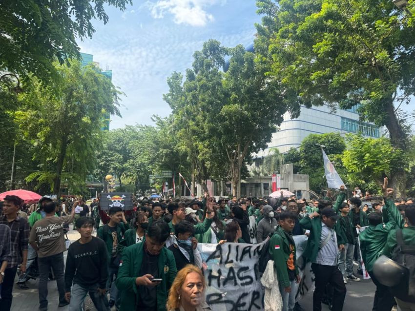 Demo Ricuh Di DPRD Sumut,  39 Orang Diamankan