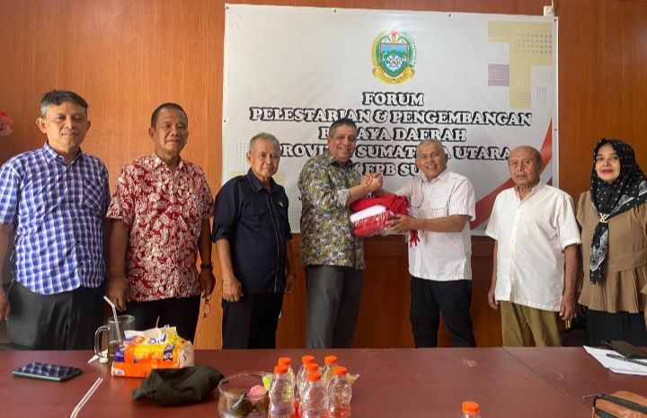 Tingkatkan Semangat Nasionalisme, FPB Sumut Bagi-bagi Bendera Merah Putih