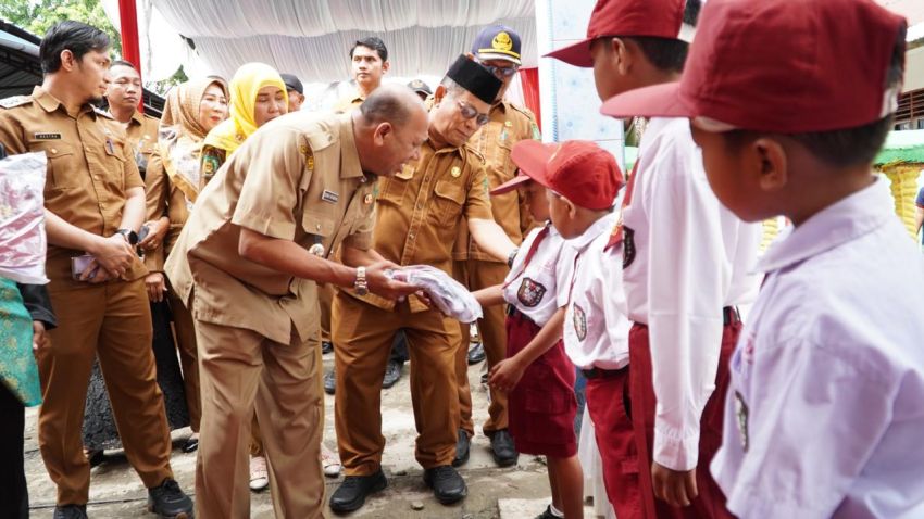 Bupati Langkat Bagi 1. 020 Seragam di Sekolah Tempatnya Menempuh Pendidikan Dasar