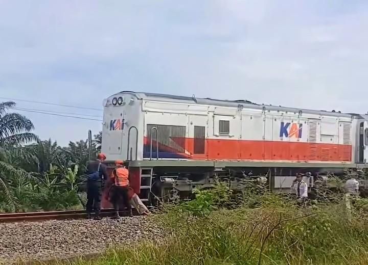 Kapolsek Medang Deras Bersama Personil Turun Ke TKP Tewasnya Warga Tertabrak Kereta Api di Perlintasan Desa Lalang, Korban Tersangkut di Kepa