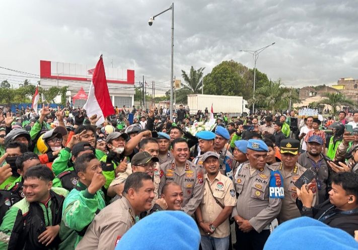 Aksi Solidaritas GODAMS, Bertukar Buket Bunga dengan Poto Affan Kurniawan Kepada Kapoldasu