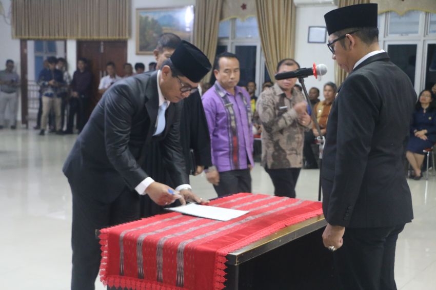 Bupati Taput Lantik Henry Sitompul Menjadi Sekda