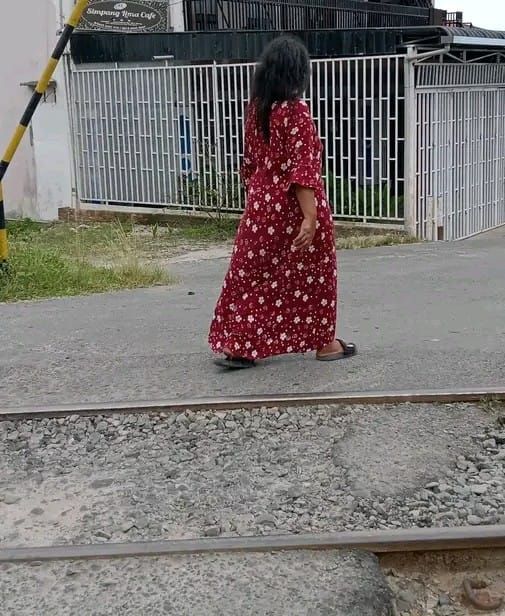 Warga Selamatkan ODGJ Dari Terlindas KA di Perlintasan Simpang Lalang Batu Bara