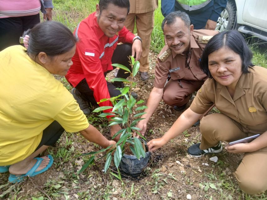 PT Dairi Prima Mineral Berikan Pelatihan Budidaya Durian dan Bantuan Bibit untuk Petani Dairi.