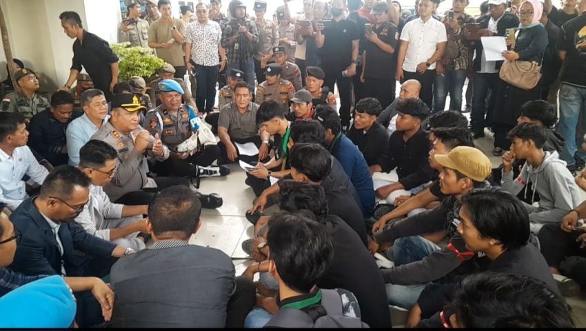 Kapolres Batu Bara dan Ketua DPRD Berdoa Bersama Dengan Massa HMI.