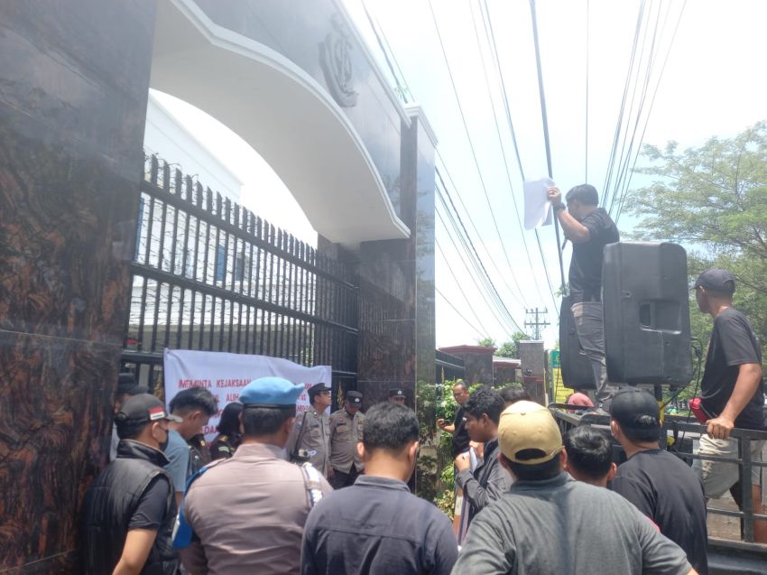 Mahasiswa Desak Kajatisu Tangkap Eks Plt Bupati Langkat Faisal Hasrimy