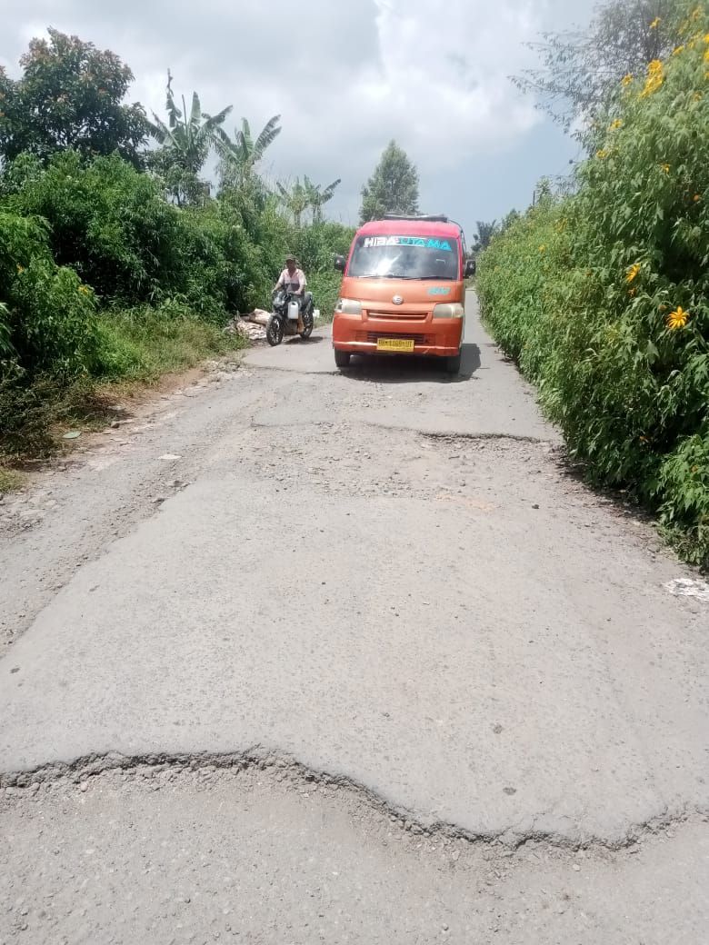 Jalan Provinsi Tigaras-Simantin Rusak Parah