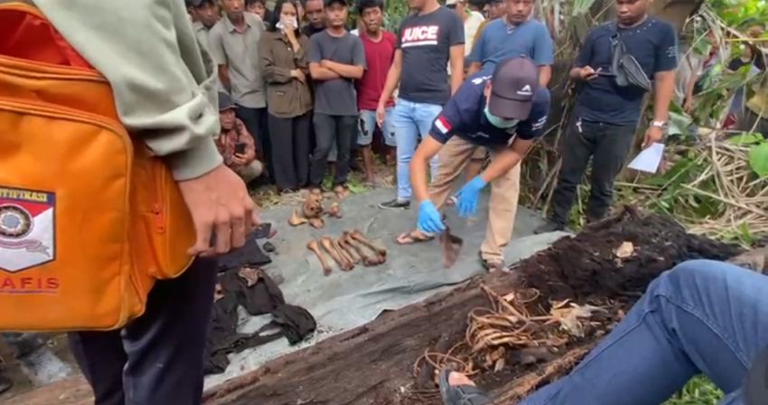 Kerangka Manusia Ditemukan di dalam Batang Pohon, Warga yang Dilaporkan Hilang 2 Tahun Lalu?