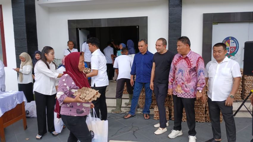 Warga Antusias Belanja Sembako Murah Di Kantor DPRD Deli Serdang