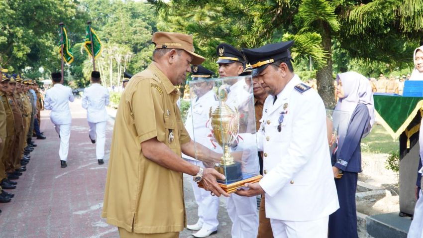 Syah Afandin Serahkan Penghargaan Kecamatan dan Kelurahan Terbaik 2025