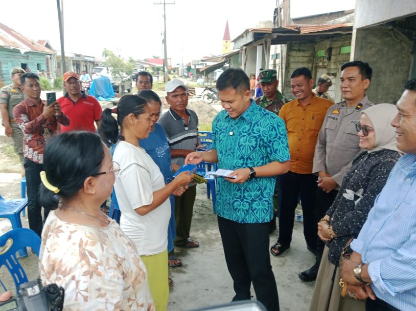Didukung TNI-POLRI, Wabup Sergai Serahkan Bantuan Kemensos untuk Korban Puting Beliung