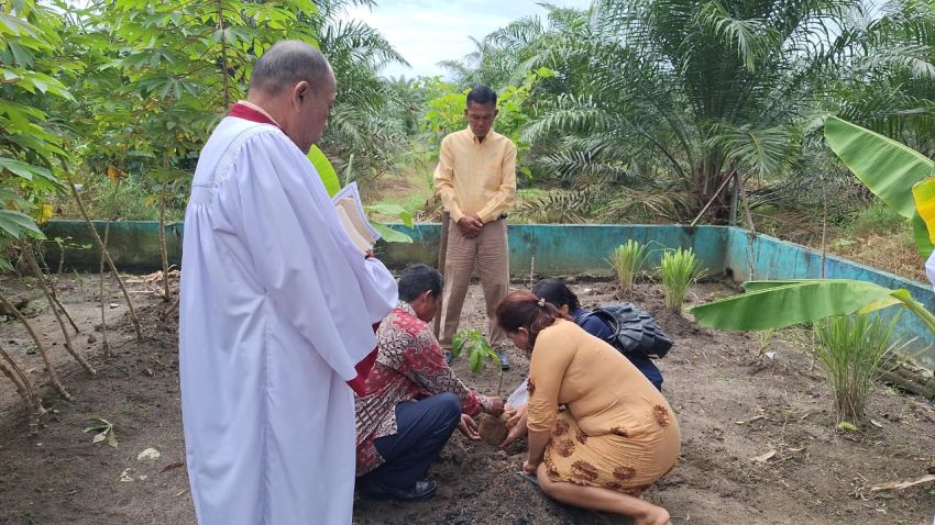 Sejukkan Bumi, Gereja Oikumene Kebun Tanah Raja Tanam Pohon di Minggu Ekologi HKBP