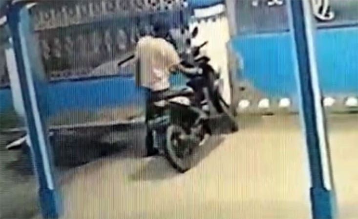Ditinggal Sholat, Sepeda Motor Yang Diparkir di Masjid Raya Ar Rahman Labuhan Ruku Disikat Maling