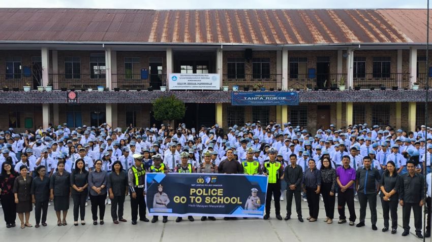 Pelajar Pelopor Keselamatan, Polres Samosir Salurkan Perlengkapan Lalu Lintas Bagi PKS SMA Santo Mikhael Pangururan