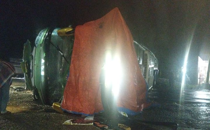 Bus ALS Seruduk Warung Hingga Terbalik di Labusel, 5 Terluka