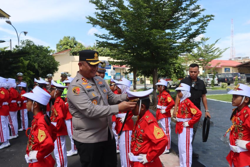 Didampingi Para Guru Ajak Anak Anak KB dan TK Sola Gratia Air Putih Field Trip , Kapolres Batu Bara Berikan Edukasi