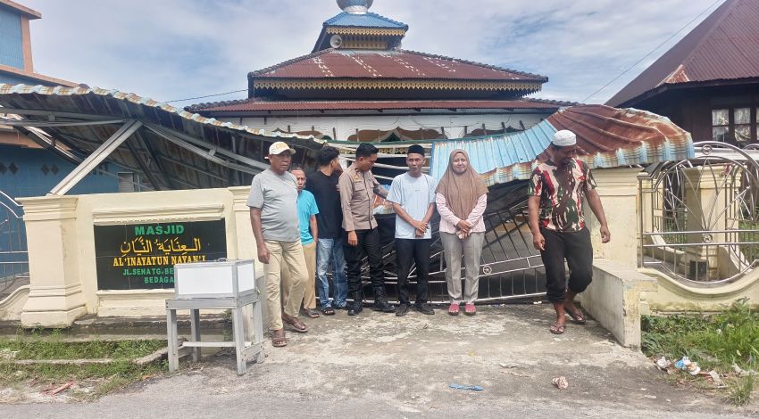 Gotong Royong Satukan Warga Usai Kanopi Masjid Al&rsquo; Inayatun Ambruk